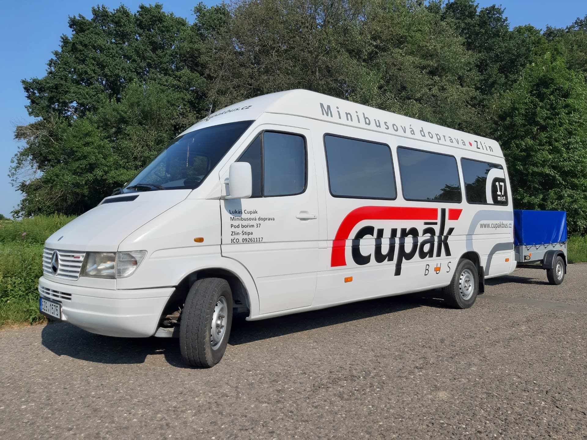 Minibus CupákBus s přívěsem na zavazadla