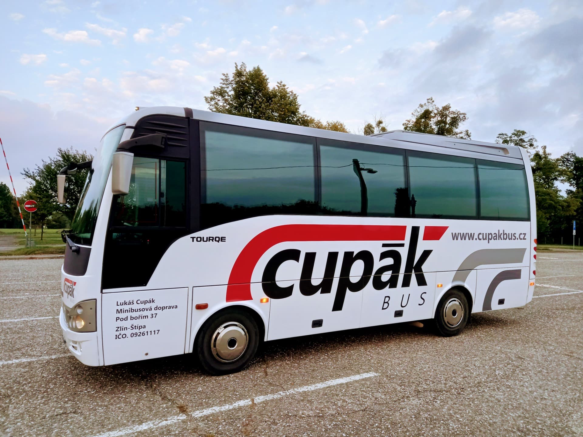 Autobus Isuzu Turquoise