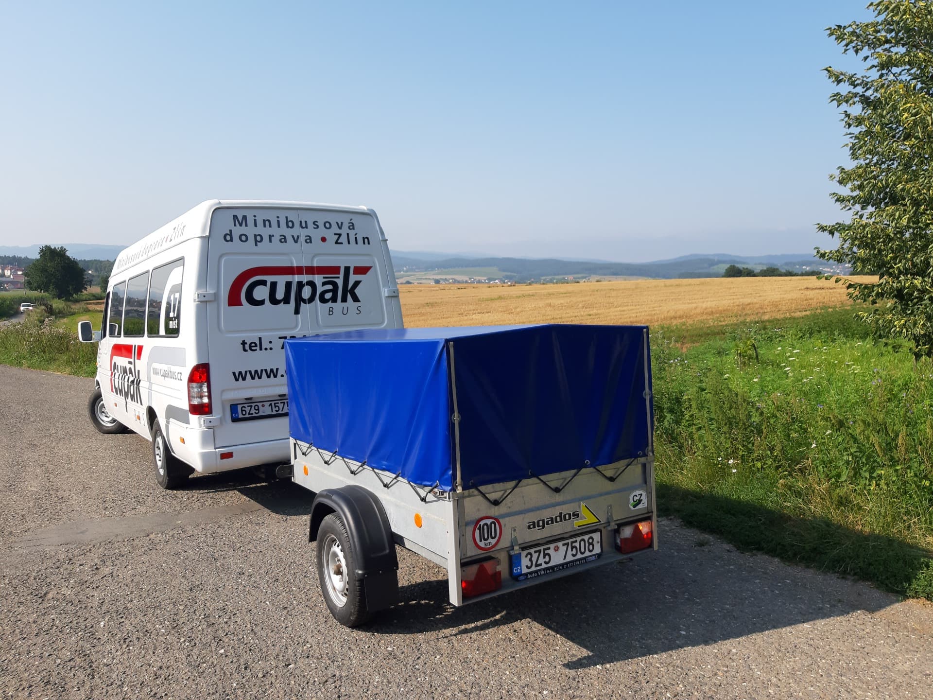 Minibus CupákBus s přívěsem na zavazadla